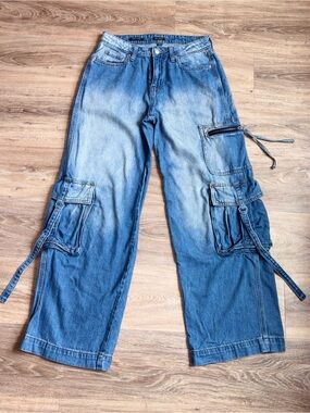 Cute Light Blue Wide-Leg Cargo Jeans. Size 2/R